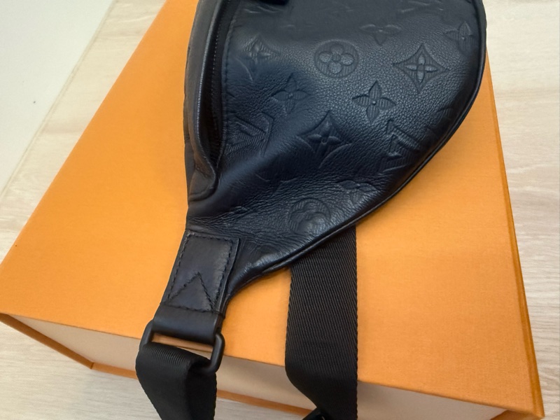 Louis Vuitton Discovery PM 壓紋款腰包 M46036-4