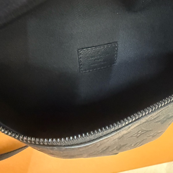 Louis Vuitton Discovery PM 壓紋款腰包 M46036-8