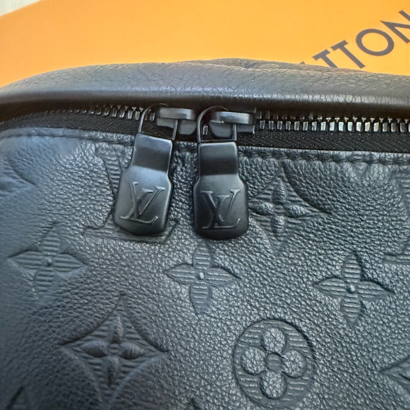 Louis Vuitton Discovery PM 壓紋款腰包 M46036-9
