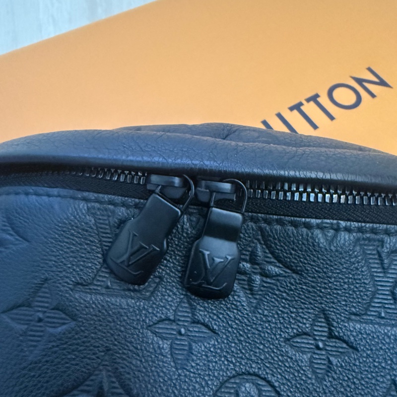 Louis Vuitton Discovery PM 壓紋款腰包 M46036-10