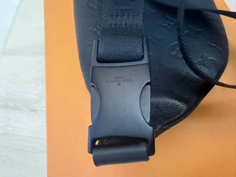 Louis Vuitton Discovery PM 壓紋款腰包 M46036-11