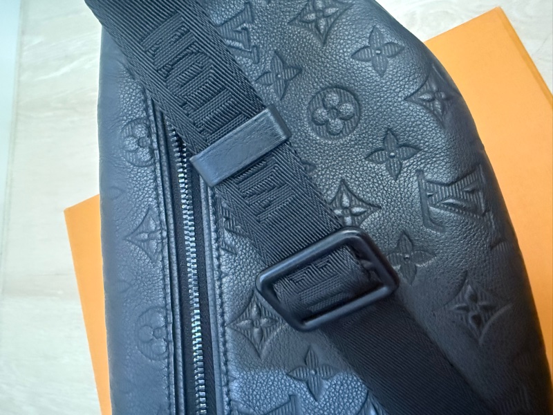 Louis Vuitton Discovery PM 壓紋款腰包 M46036-12