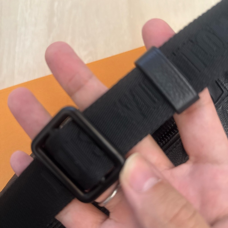 Louis Vuitton Discovery PM 壓紋款腰包 M46036-13