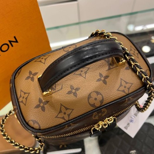 東區正精品㊣LOUIS VUITTON LV VANITY M45165字紋雙色拉鍊皮穿鍊金鍊化妝箱包兩用包斜背包 RZ6309-9