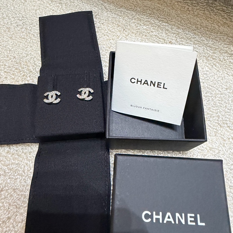 Chanel 香奈兒 經典雙C銀色水鑽耳環-0