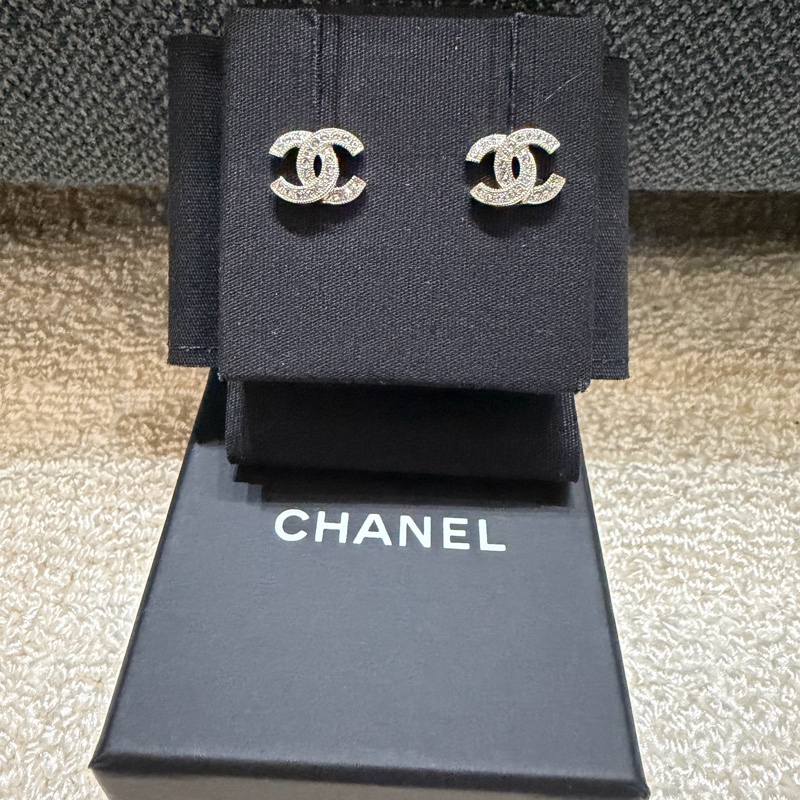 Chanel 香奈兒 經典雙C銀色水鑽耳環-3