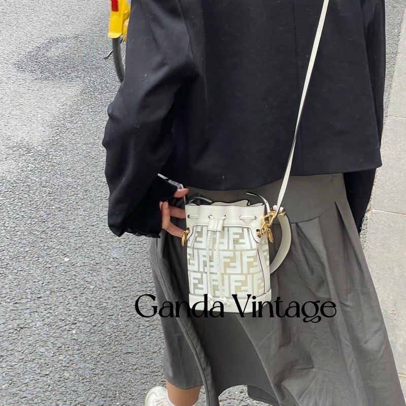 莉亞精品♡ Fendi 白老花水桶包二手美包-1