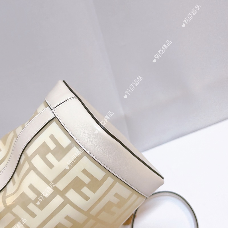 莉亞精品♡ Fendi 白老花水桶包二手美包-6