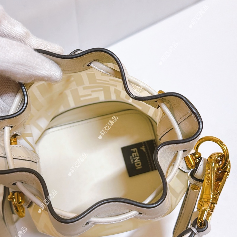 莉亞精品♡ Fendi 白老花水桶包二手美包-13