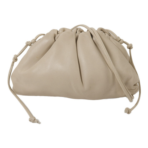 BOTTEGA VENETA 牛皮皮革The Mini Pouch金扣肩背袋