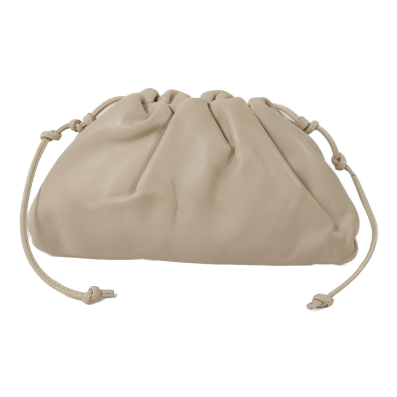 BOTTEGA VENETA 牛皮皮革The Mini Pouch金扣肩背袋-1