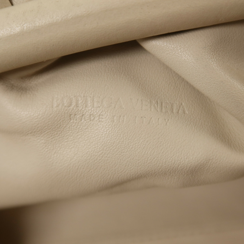 BOTTEGA VENETA 牛皮皮革The Mini Pouch金扣肩背袋-5