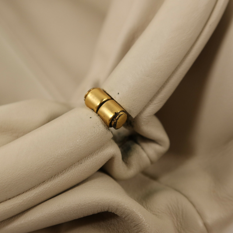 BOTTEGA VENETA 牛皮皮革The Mini Pouch金扣肩背袋-9