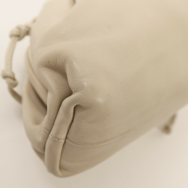 BOTTEGA VENETA 牛皮皮革The Mini Pouch金扣肩背袋-10