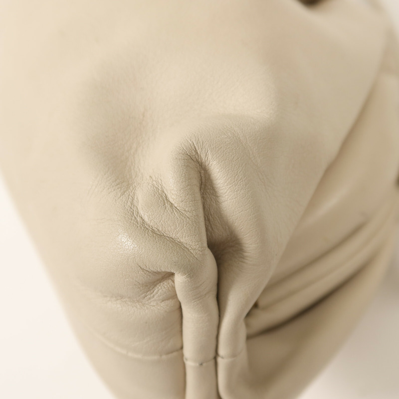 BOTTEGA VENETA 牛皮皮革The Mini Pouch金扣肩背袋-11