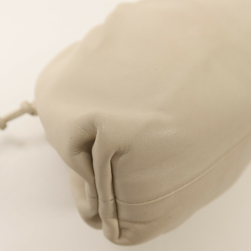 BOTTEGA VENETA 牛皮皮革The Mini Pouch金扣肩背袋-12