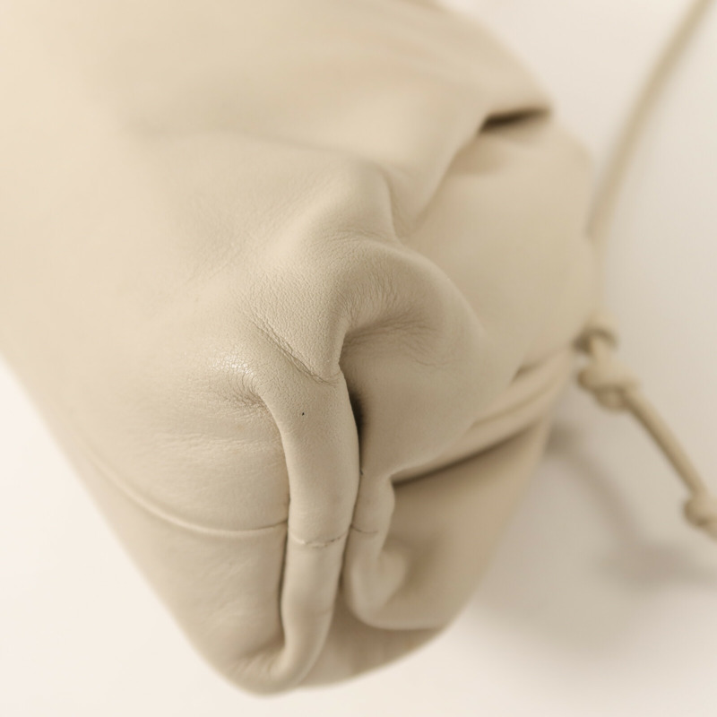 BOTTEGA VENETA 牛皮皮革The Mini Pouch金扣肩背袋-13