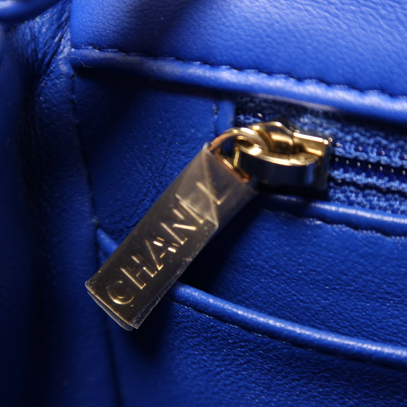 CHANEL 羊皮皮革Mini Classic 17金扣鏈帶肩背袋-10