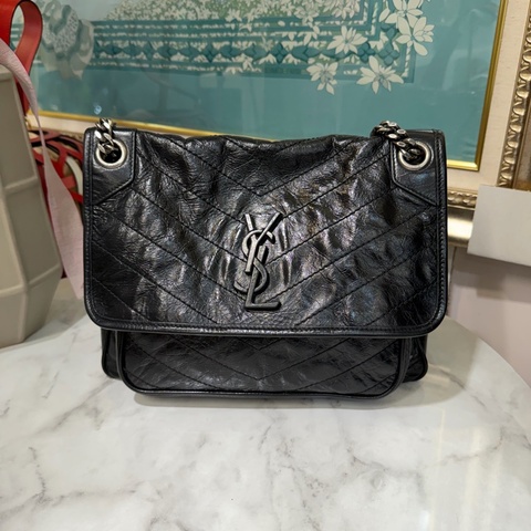 YSL 黑復刻牛皮V型紋Niki中號霧銀釦下蓋肩斜背包