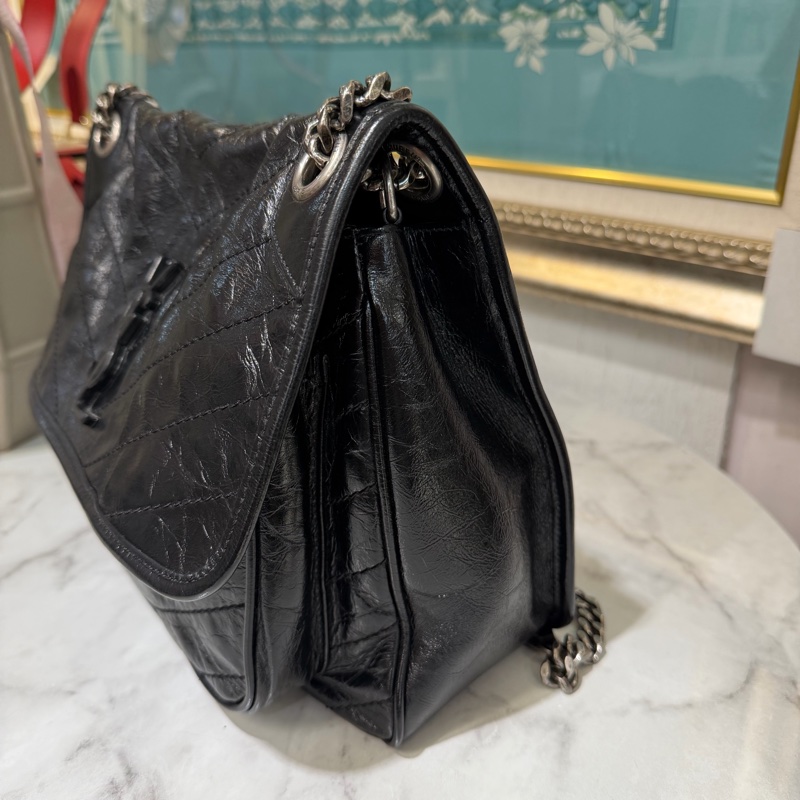 YSL 黑復刻牛皮V型紋Niki中號霧銀釦下蓋肩斜背包-2