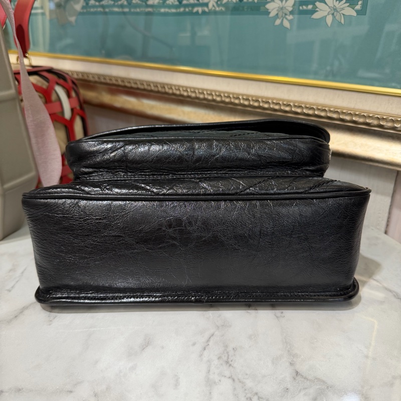 YSL 黑復刻牛皮V型紋Niki中號霧銀釦下蓋肩斜背包-4