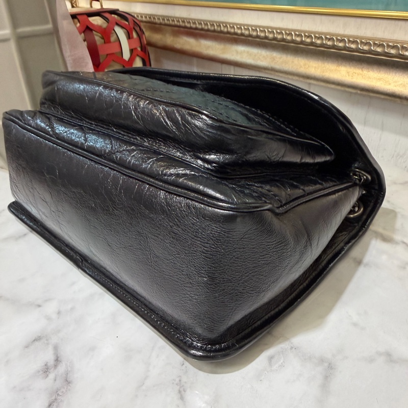 YSL 黑復刻牛皮V型紋Niki中號霧銀釦下蓋肩斜背包-5