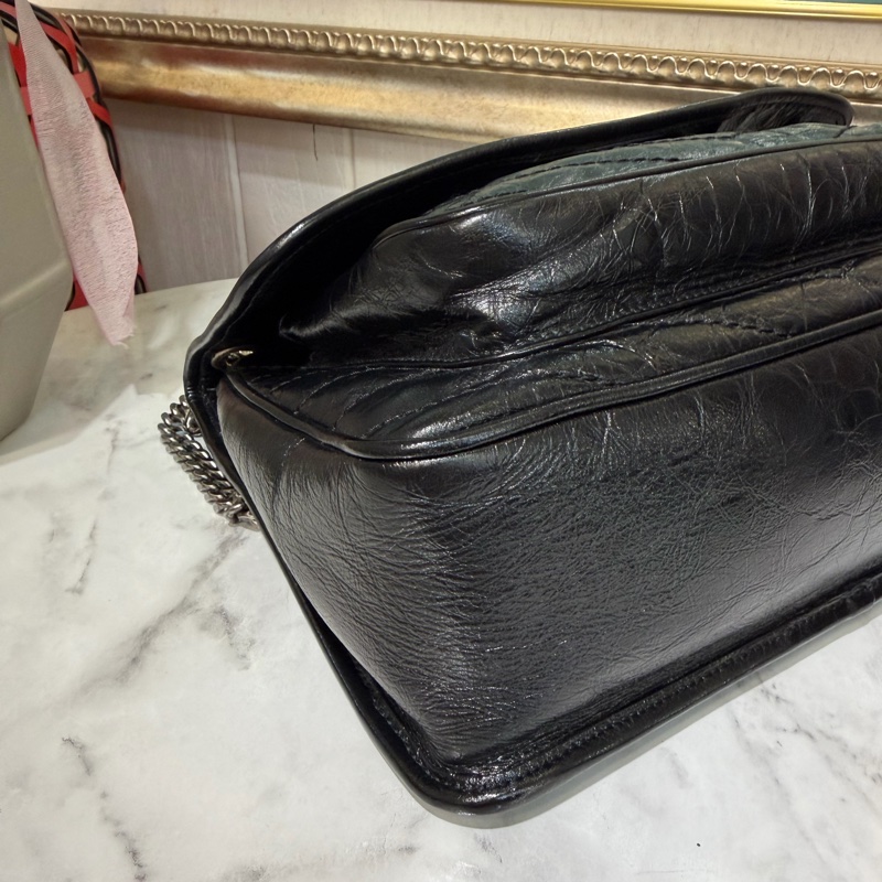 YSL 黑復刻牛皮V型紋Niki中號霧銀釦下蓋肩斜背包-6