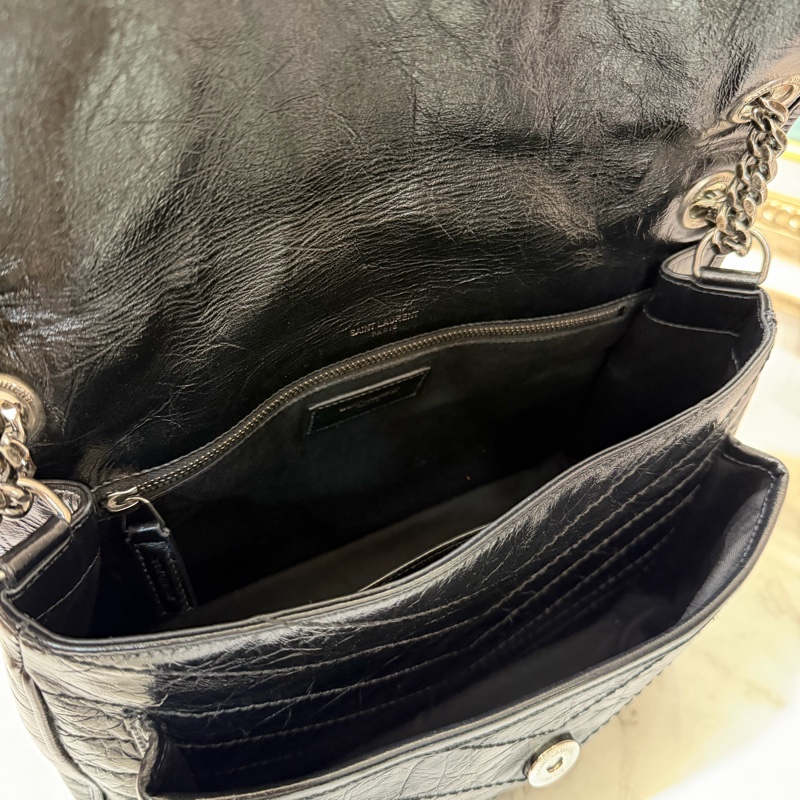 YSL 黑復刻牛皮V型紋Niki中號霧銀釦下蓋肩斜背包-7