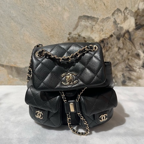 Chanel黑荔枝牛皮釦迷你DUMA後背包