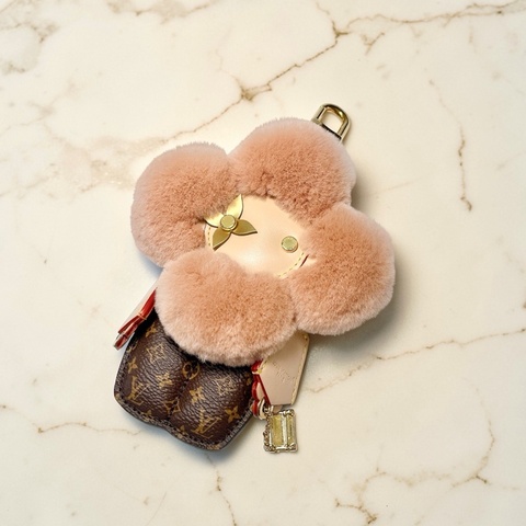 莉亞精品♡ LV Vivienne 水貂掛飾 粉 二手美品