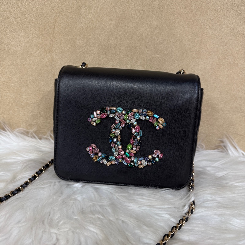 ［ 少量款 ］Chanel 21C 寶石水晶雙C方胖-0
