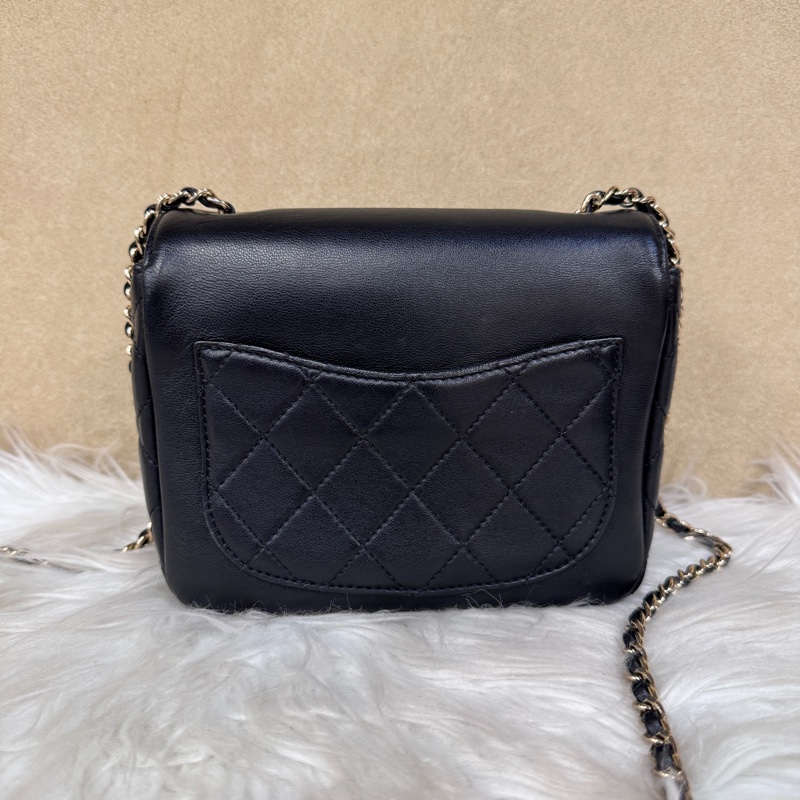 ［ 少量款 ］Chanel 21C 寶石水晶雙C方胖-1