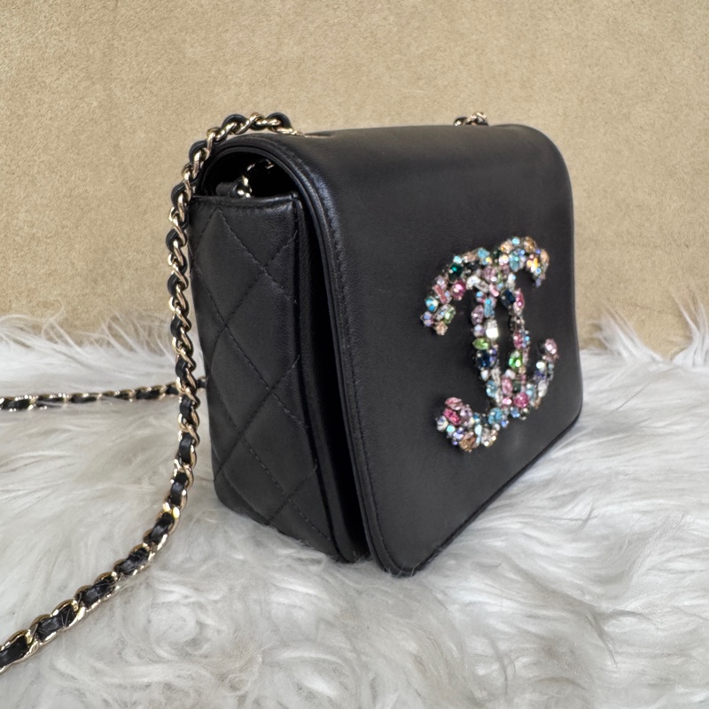 ［ 少量款 ］Chanel 21C 寶石水晶雙C方胖-2