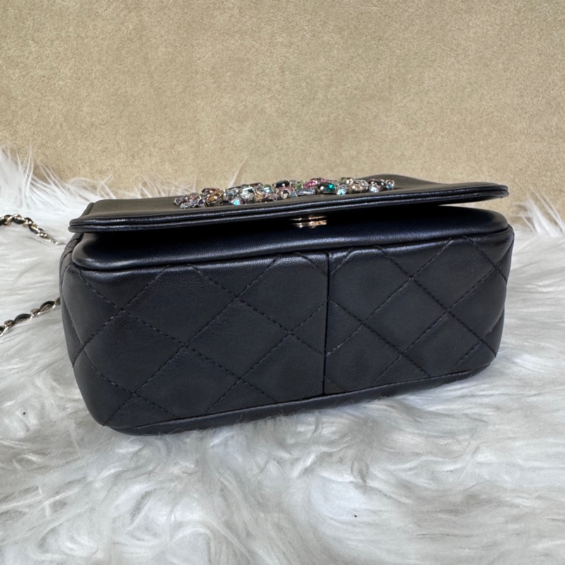 ［ 少量款 ］Chanel 21C 寶石水晶雙C方胖-4