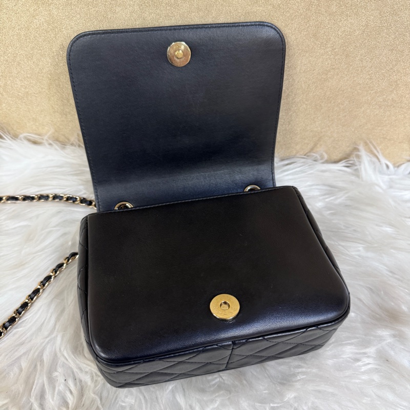 ［ 少量款 ］Chanel 21C 寶石水晶雙C方胖-8