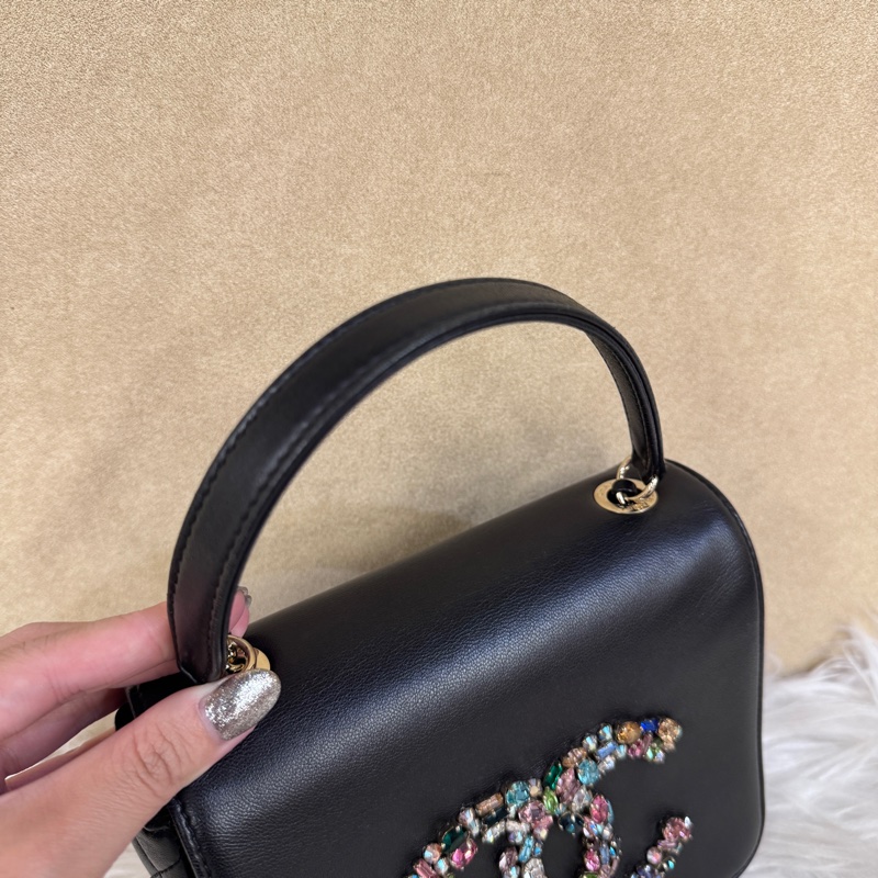 ［ 少量款 ］Chanel 21C 寶石水晶雙C方胖-11