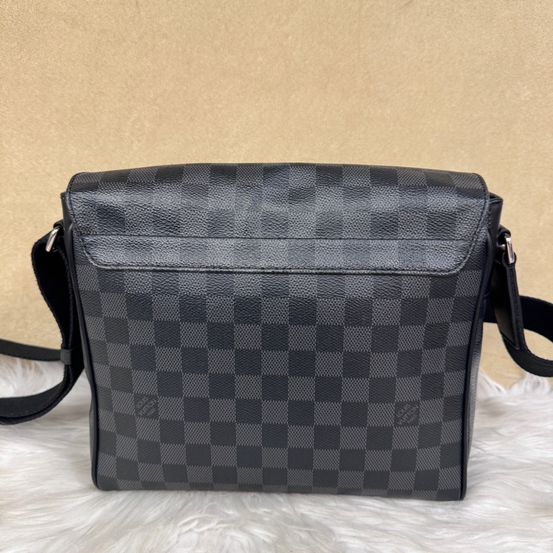 LV Distirct 黑灰格斜背包-1
