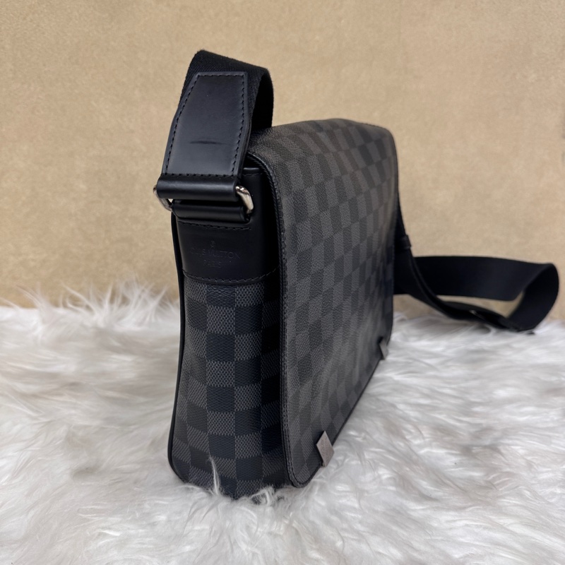 LV Distirct 黑灰格斜背包-2