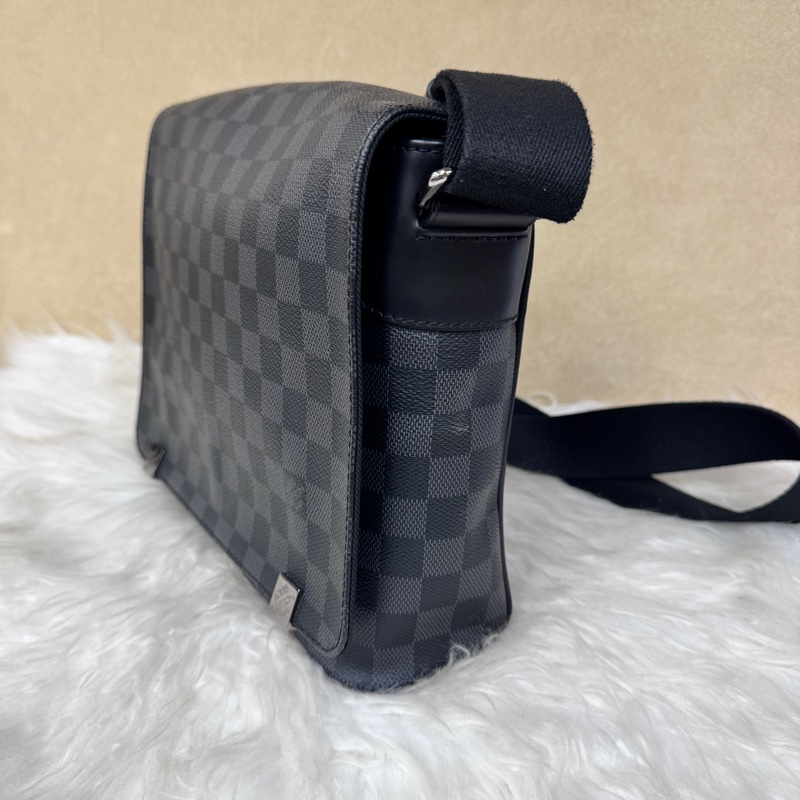 LV Distirct 黑灰格斜背包-3