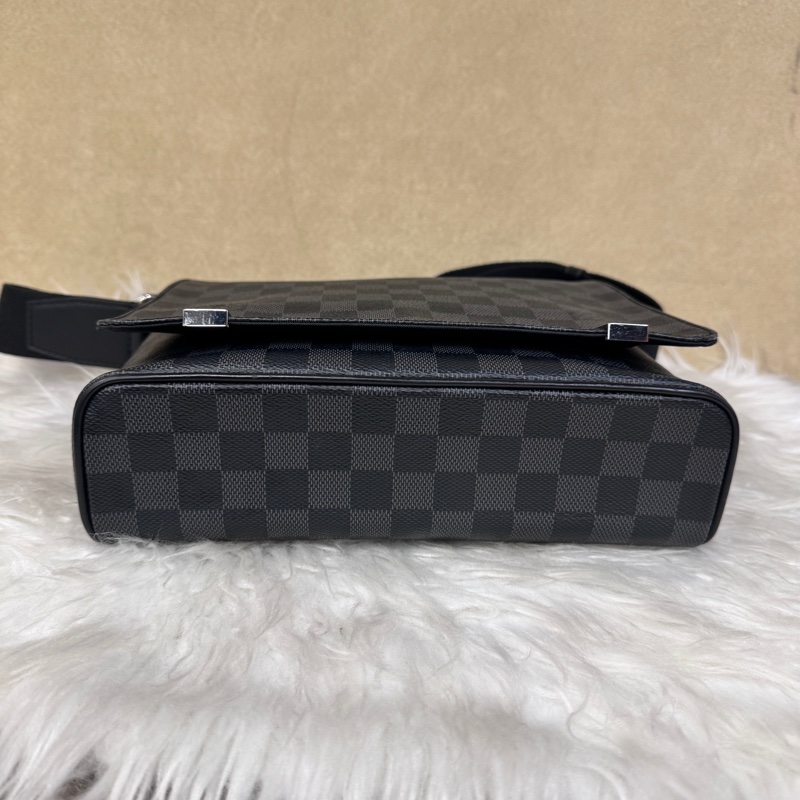 LV Distirct 黑灰格斜背包-4