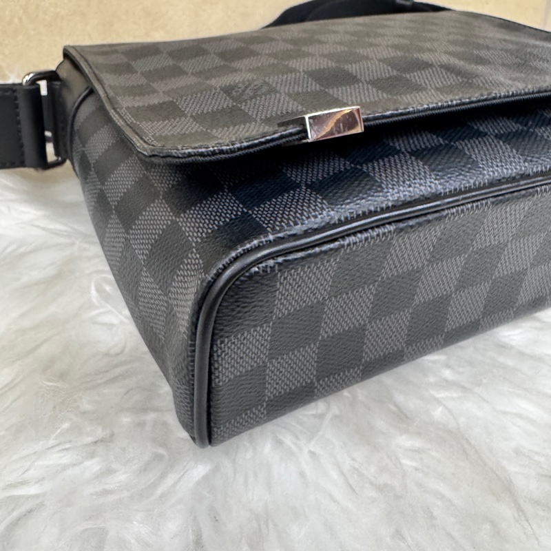 LV Distirct 黑灰格斜背包-5