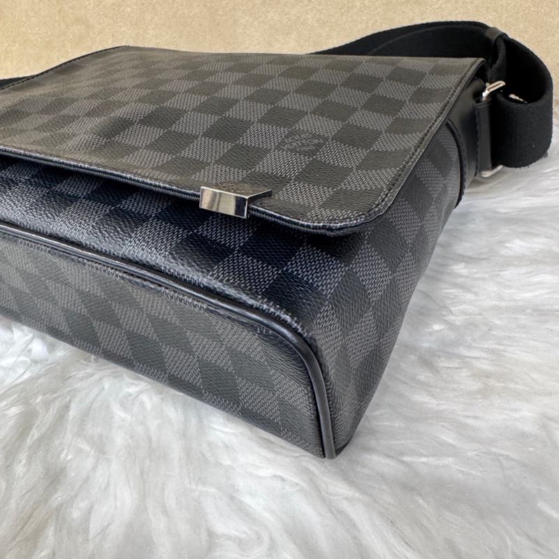 LV Distirct 黑灰格斜背包-6