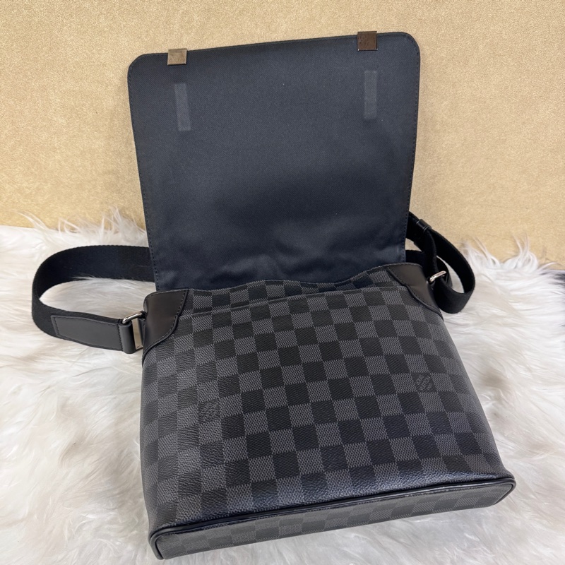 LV Distirct 黑灰格斜背包-7