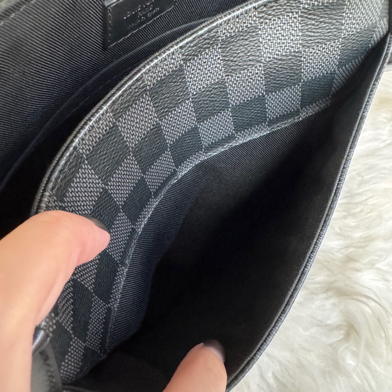 LV Distirct 黑灰格斜背包-9