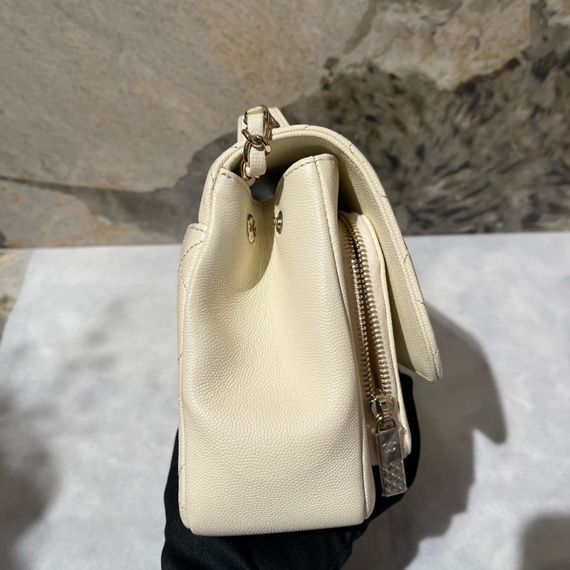 Chanel象牙白荔枝牛淡金釦郵差包-1