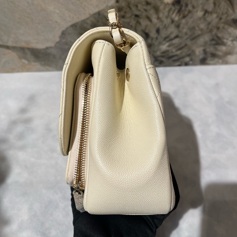 Chanel象牙白荔枝牛淡金釦郵差包-2