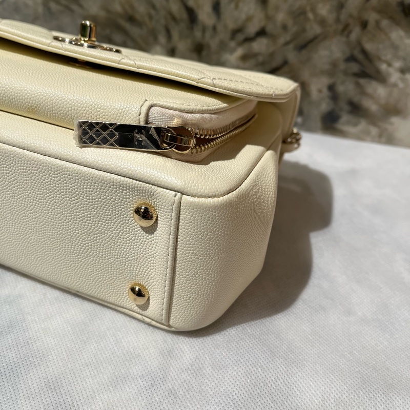 Chanel象牙白荔枝牛淡金釦郵差包-3