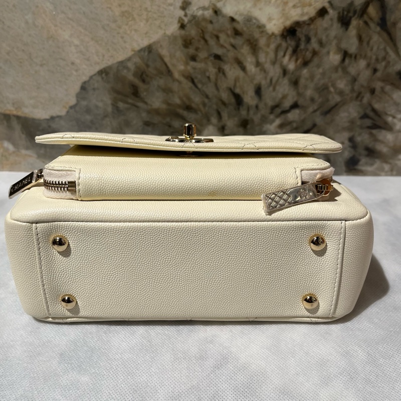 Chanel象牙白荔枝牛淡金釦郵差包-4