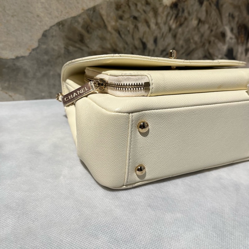 Chanel象牙白荔枝牛淡金釦郵差包-5