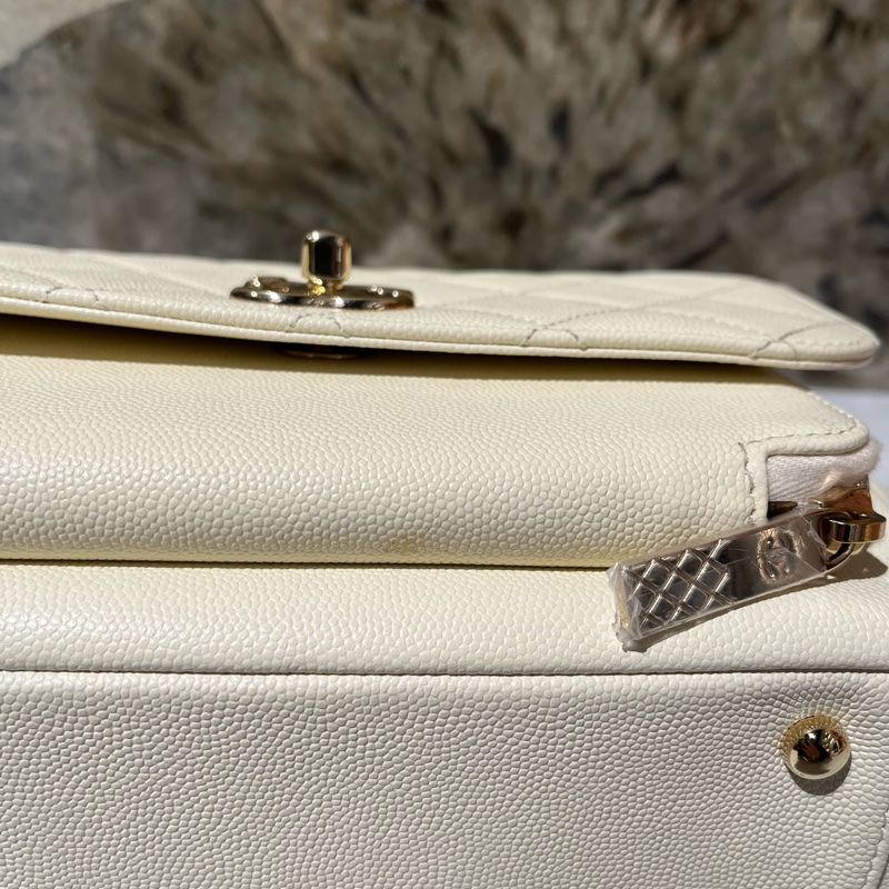 Chanel象牙白荔枝牛淡金釦郵差包-6